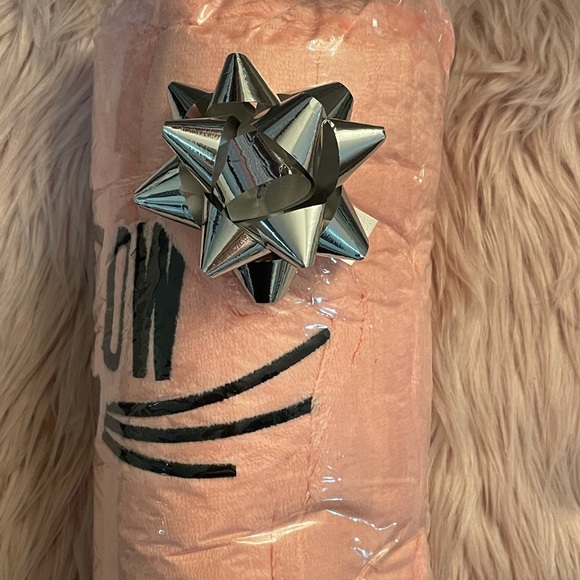 Brand new MEOW plushy comfy cozy lounge set. 🐱✨ - Picture 5 of 16